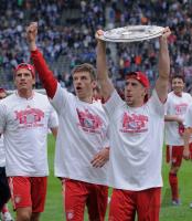 Fussball 1. Bundesliga : DEUTSCHER MEISTER FC Bayern Muenchen;  RIBERY   mit Meisterschale