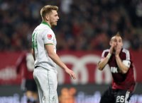 Fussball 1. Bundesliga 13/14:  Fair Play Aaron Hunt (SV Werder Bremen)