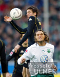 Fussball 1. Bundesliga: Wolfsburg - Bremen, Zweikampf