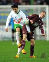 Fussball 1. Bundesliga, Saison 2011/2012: Mehmet Ekici (li, SV Werder Bremen) gegen Pere de Wit (1. FC Kaiserslautern)