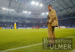 FUSSBALL 1. Bundesliga: S04, ASSAUER stehend in der Arena