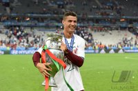 Fussball Europameisterschaft 2016 Finale: JUBEL Cristiano Ronaldo (Portugal) mit Pokal