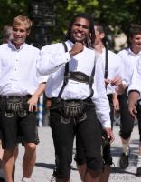 1. Fussball Bundesliga : FC Bayern in Lederhosen bei Paulaner