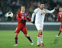 Fussball Nationalmannschaft : Tomas Rosicky (li, Tschechische Republik) gegen Milan Jovanovic (Montenegro)