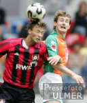 Fussball Ligapokal: Bremen - Leverkusen, Zweikampf