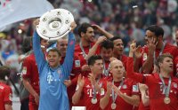 Fussball, 1. Bundesliga  Saison 13/14: Jubel FC Bayern Muenchen mit Schale
