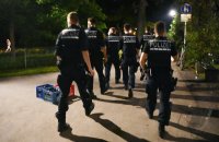 Tuebinger Nachtleben, Menschenansammlung im Bota (Alte Botanischen Garten) in der Nacht auf Samstag