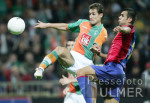 Fussball UCL Quali: Bremen - Basel, Zweikampf