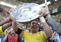 Fussball 1. Bundesliga :  Lucas Barrios (Borussia Dortmund)  jubel mit Schale