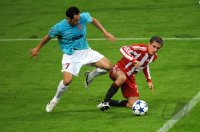 Fussball Champions League  Saison 2010/2011: Emil Dica (li, CFR 1907 Cluj) gegen Philipp Lahm (re, FC Bayern Muenchen)
