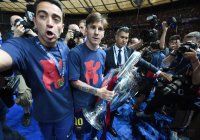 Fussball Champions League Finale 2015: Xavi (Barca) und Lionel Messi (Barca) mit CHL Pokal