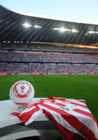 Fussball 1. Bundesliga : ADIDAS BALL TORFABRIK auf dem Bayern Trikot