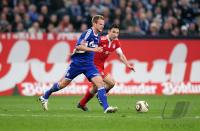 Fussball 1. Bundesliga: Ivan Rakitic (li., Schalke) gegen Mark van Bommel (re., FCB)