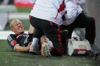 Fussball International Audi Cup 2011: Arjen Robben (FC Bayern Muenchen) verletzt am Boden