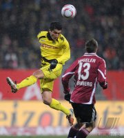 Fussball 1. Bundesliga : Nuri Sahin (li, Borussia Dortmund) gegen Jens Hegeler (re, 1 FC Nuernberg)
