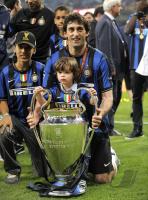 Fussball Champions League Finale: JUBEL Diego Milito mit seinem Sohn, Kind  Leandro (Inter)