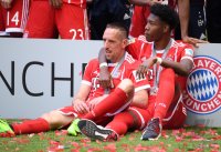 Fussball, 1. Bundesliga Saison 16/17: Jubel FC Bayern Muenchen mit Schale