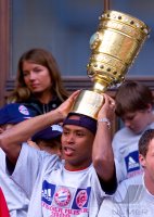 Fussball:  Paolo Sergio jubelt mit dem DFB POKAL