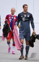 Fussball 1. Bundesliga 14/15: Arjen Robben (FC Bayern Muenchen) und Torwart Manuel Neuer (FC Bayern Muenchen)