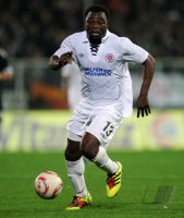 Fussball: 1. Bundesliga Saison 2010/2011: St. Pauli, ASAMOAH am Ball