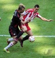 Fussball 1. Bundesliga :  Simon Rolfes (li, Bayer 04 Leverkusen) gegen Miroslav Klose (re, FC Bayern Muenchen)