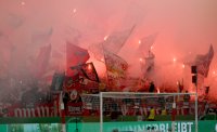 Fussball DFB Pokal  Halbfinale  2025/2026  23.04.2026VfB Stuttgart - SC Freiburg, Choreo, Choreografie , FANS, FANKURVE, POYROS, PYRO, ULTRA, ULTRAS, HOOLIGAN, HOOLIGANS, PYROTECHNIK, PYROS, RAUCH, BENGALISCHES, FEUER, BENGALOS, BENGALFEUER, CHAOS, CHAOT