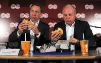 FC Bayern Muenchen Manager Uli Hoeness bei Burger King
