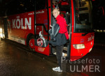 Fussball 2. Bundesliga: Koeln - Reutlingen, Zerschlagene Scheibe am Manschaftsbus
