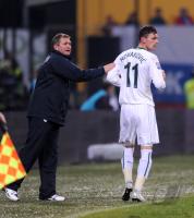 Fussball International  Play Off, Trainer Kek Matjaz mit Milivoje Novakovic (v. li., SLO)