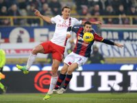 FUSSBALL SERIE A:  Zlatan Ibrahimovic (li, AC Mailand) gegen Archimede Morleo (FC Bologna)