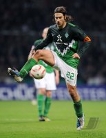 Fussball: 1. Bundesliga Saison 2010/2011: Bremen, FRINGS am Ball