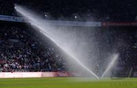 Fussball 1. Bundesliga: Der Rasen im Borussen Park wird gewaessert