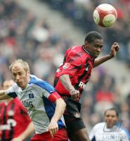 Fussball 1. Bundesliga: Hamburg - Leverkusen, Zweikampf