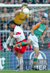 Fussball 1. Bundesliga: Bremen - Stuttgart, Zweikampf
