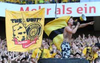 Fussball 1. Bundesliga:  Fankurve Borussia Dortmund mit einer Fahne und einem Fan mit Megaphon