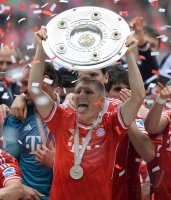 Fussball 1. Bundesliga  Saison  2012/2013: Bastian Schweinsteiger (FC Bayern Muenchen) mit Schale