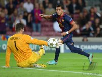 FUSSBALL INTERNATIONAL CHL 12/13:  Alexis Sanchez (re, Barca) gegen Torwart Fraser Forster (Celtic)