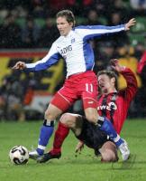 Fussball 1. Bundesliga: Leverkusen - Hamburg, Zweikampf