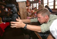 FUSSBALL 1. BUNDESLIGA: Bastian Schweinsteiger macht Fotos in der Kaefer Wiesnschaenke
