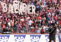 Fans freuen sich ueber die gute Leistung von Elber und Pizarro