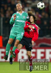 Fussball CL: Leverkusen - Maccabi Haifa, Zweikampf