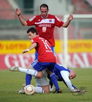 Fussball 3. Bundesliga : Ricardo Villar (li, Unterhaching) gegen Christian Reimann (MITTE, FC Carl Zeiss Jena) gegen Andreas Brysch  (re, Unterhaching)