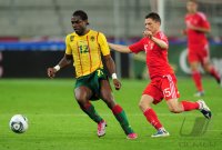 Fussball International Testspiel: Henri Bedimo (li, Kamerun) gegen Igor Semshov (re, Russland)