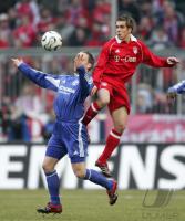 Fussball 1. Bundesliga: Bayern - Schalke, Zweikampf