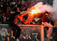 FUSSBALL INTERNATIONAL  EM 2012-Qualifikation:  Spielabbruch durch Serbische HOOLIGANS