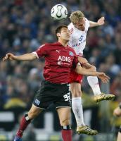 Fussball 1. Bundesliga: Koeln - Hamburg, Zweikampf