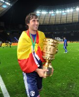 Fussball: DFB Pokal Finale: JUBEL MIT DEM POKAL  Raul (FC Schalke 04)