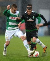 Fussball 1. Bundesliga :  Milorad Pekovic (li, Greuther Fuerth) gegen Lukas Schmitz (SV Werder Bremen)