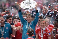 Fussball 1. Bundesliga  Saison  2012/2013: Torwart Manuel Neuer (FC Bayern Muenchen) mit Schale