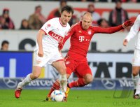 Fussball 1. Bundesliga : William Kvist (li, VfB Stuttgart)  gegen Arjen Robben (FC Bayern Muenchen)